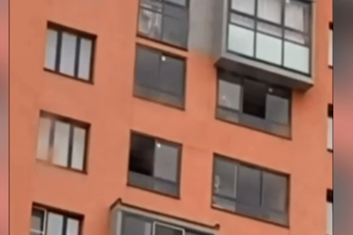 Мужчина выпал с балкона. Парень выпал с балкона 03.10.2021. Балкон в многоэтажке.