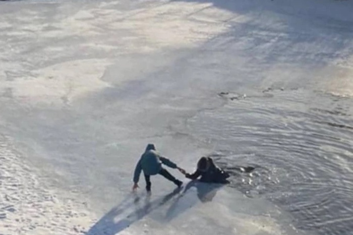 В Екатеринбурге на Городском пруду 14-летний подросток провалился под лёд