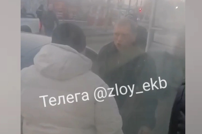 На Уктусе водителя автобуса избили посреди оживлённой дороги