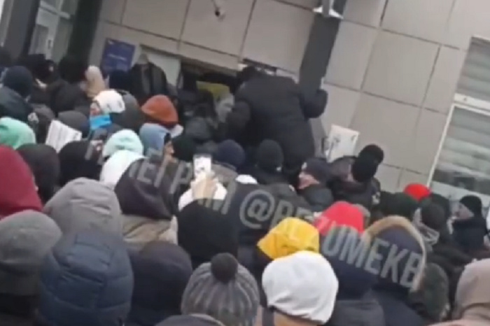 Иностранцы вынесли дверь в миграционном центре в Екатеринбурге