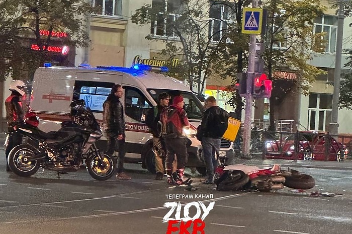 В центре Екатеринбурга пенсионер за рулём иномарки сбил мотоцикл с двумя людьми