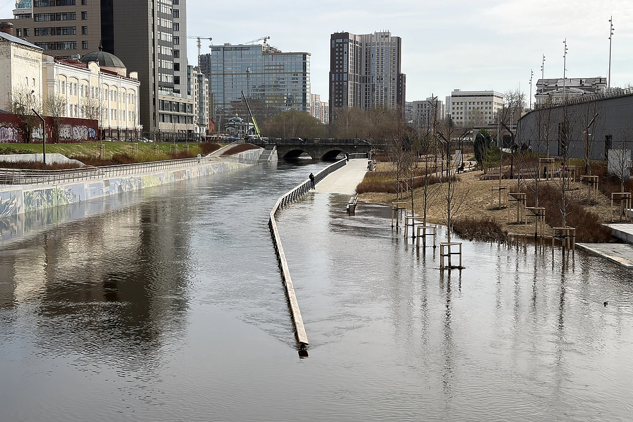 Новая набережная в центре Екатеринбурга продолжает уходить под воду