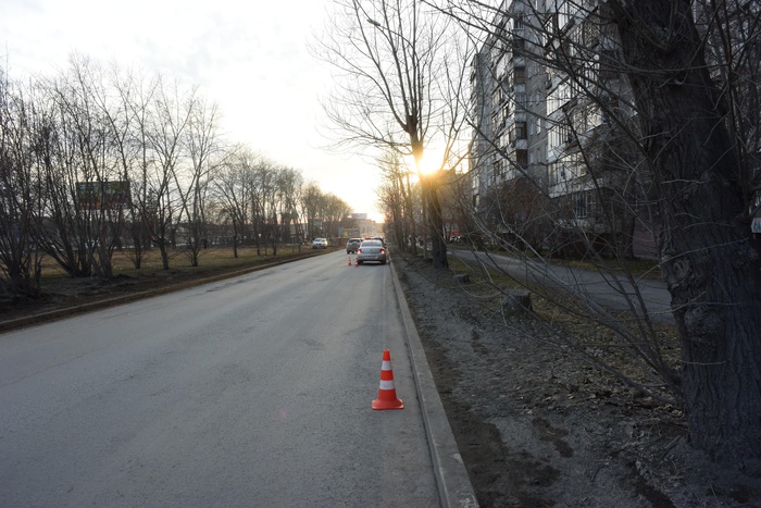 Девятилетний мальчик попал под машину на улице Металлургов