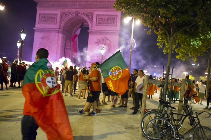 После окончания финального футбольного матча в Париже начались беспорядки