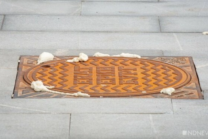 Перед приездом Путина в Екатеринбурге запенивают люки