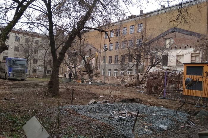 На улице Мичурина сносят одну из старейших гимназий Екатеринбурга