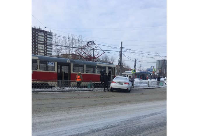 Автомобиль въехал в ограждение трамвайной остановки в Екатеринбурге, есть пострадавший