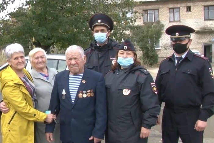 Свердловские полицейские спасли потерявшегося в лесу дедушку