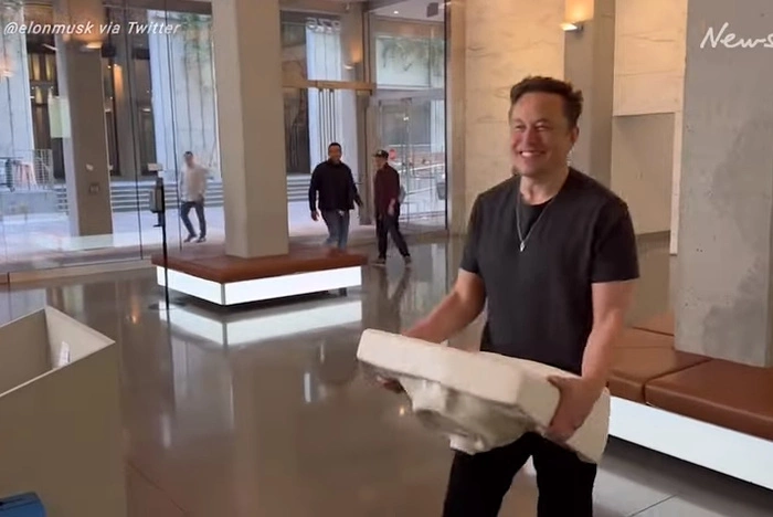 «Птичка свободна». Маск уволил топ-менеджеров Twitter