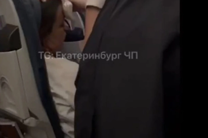 Женщина потеряла сознание в самолете, летевшем в Екатеринбург