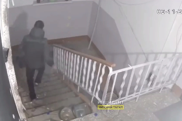 В Нижнем Тагиле жители пожаловались на подростков, заливающих их подъезды