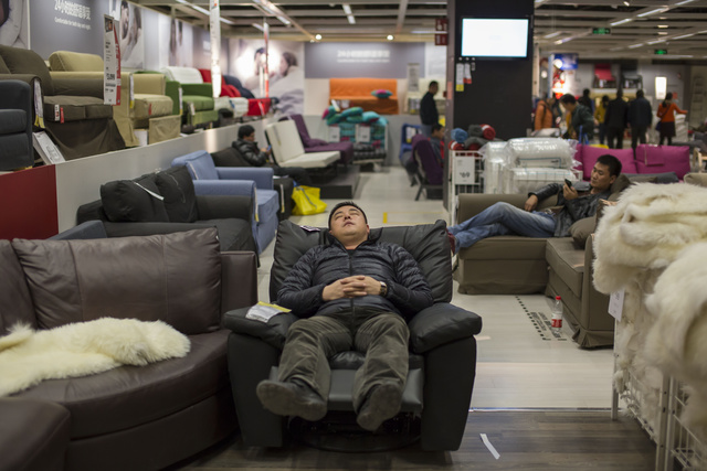 Жители Пекина превратили мебельный гипермаркет в убежище от летней жары