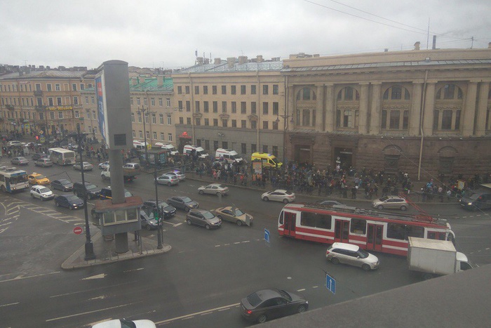 Путин назвал три версии взрывов в метро Петербурга