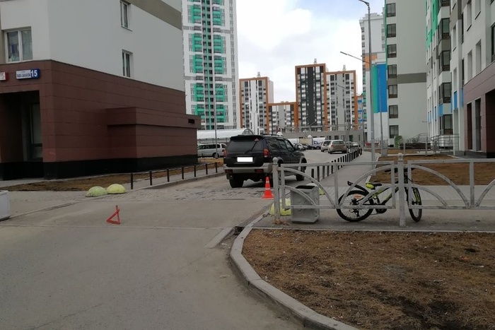 Mitsubishi Pajero сбил ребенка на велосипеде в Академическом