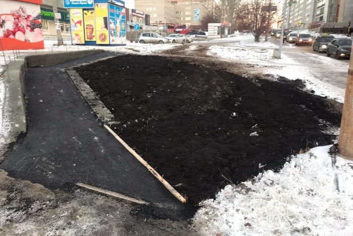 Екатеринбургские дорожники уложили новый асфальт поверх снега