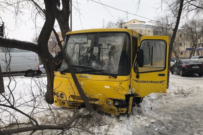 Микроавтобус 077 маршрута попал в аварию