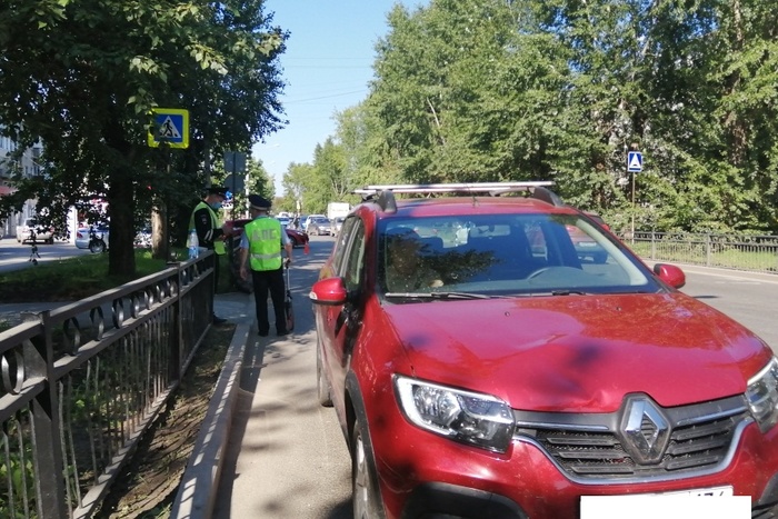 В Екатеринбурге иномарка сбила на переходе четверых детей