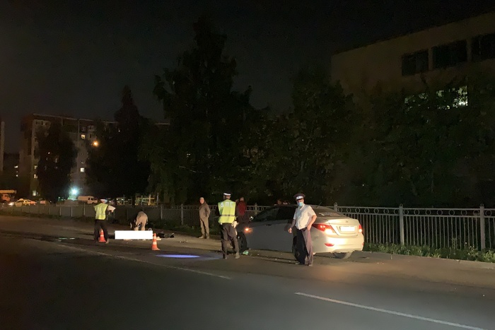 В Екатеринбурге насмерть сбили 73-летнюю женщину, которая перебегала дорогу в неположенном месте