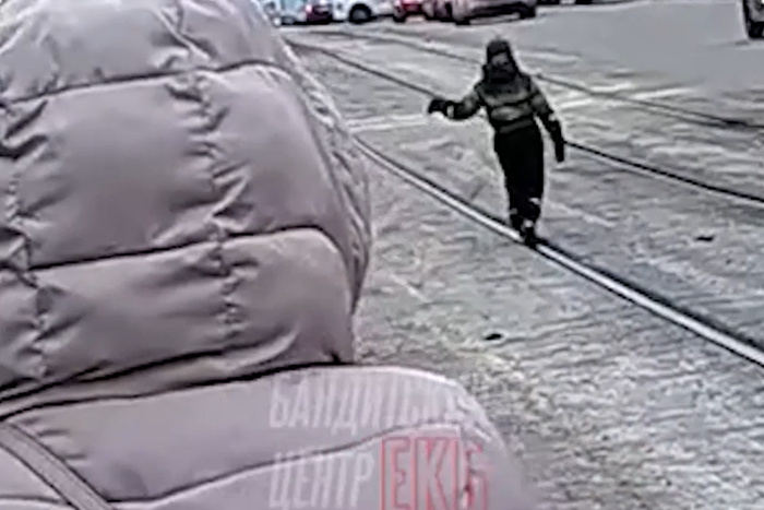 Екатеринбурженка отправила ребёнка побегать по трамвайным путям