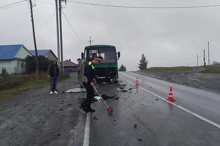 Шесть пассажиров автобуса пострадали при аварии в Ревде