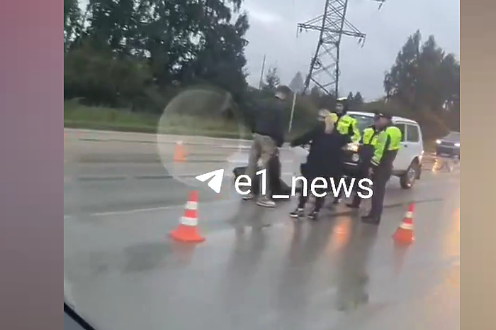 На трассе под Екатеринбургом насмерть сбили мужчину