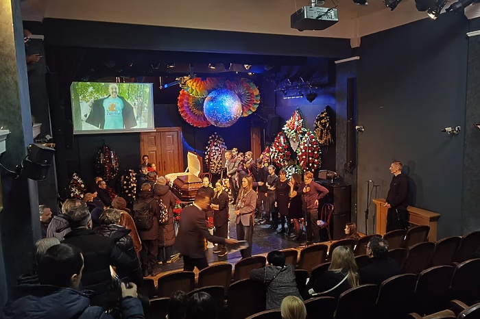 «Пусть всегда будет солнце». Тысячи людей пришли в Екатеринбурге проститься с Николаем Колядой