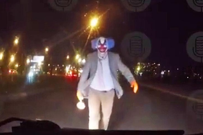 Клоун с вантузом в руках напал на двигавшийся по дороге автомобиль в Петербурге