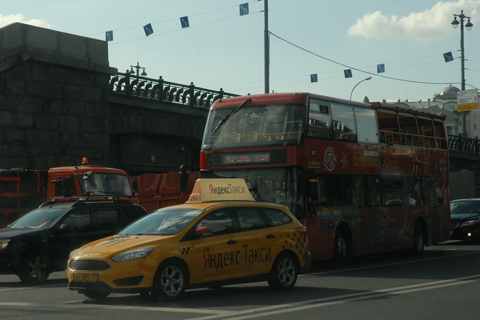 Водитель «Яндекс.Такси» устроил тройное ДТП в Екатеринбурге