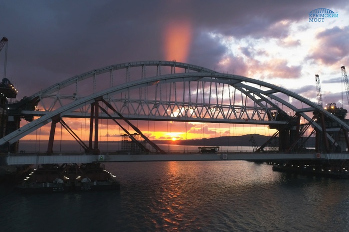 Строители протестировали подсветку Крымского моста в цветах флага