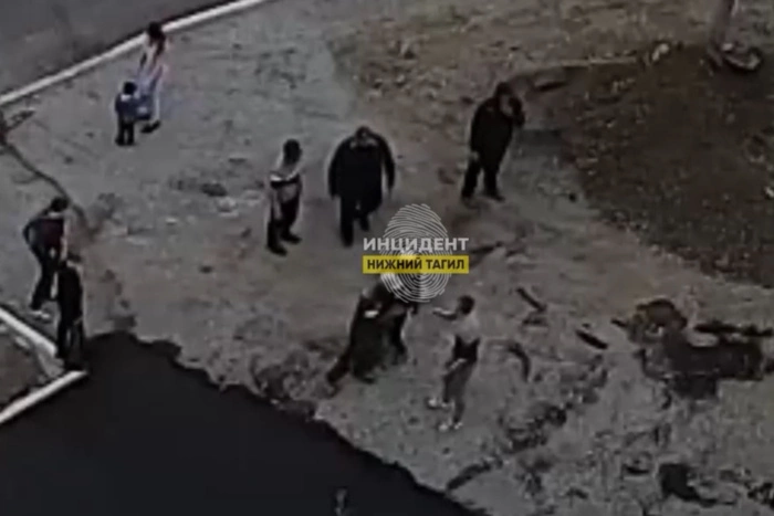 В Свердловской области дорожные рабочие побили прохожего, который испортил свежий асфальт