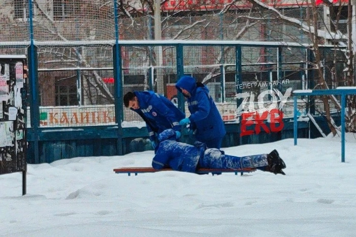 Лежал на скамейке: на Уралмаше обнаружили тело мужчины