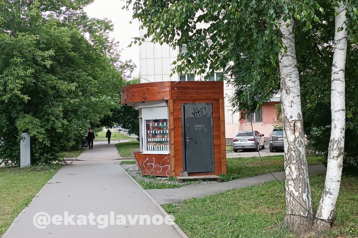 «Снесенные» в Екатеринбурге ларьки начали переезжать во дворы