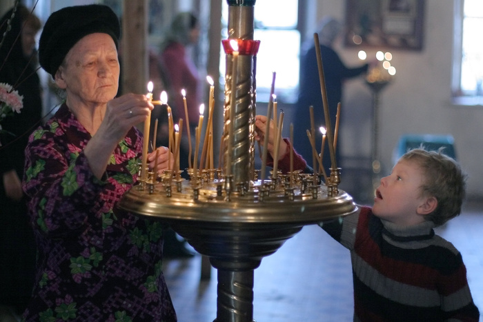 Полиция ищет пермячку, прикурившую от свечи в православном храме (ФОТО)