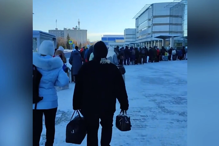 В аэропорту Кольцово образовалась огромная очередь