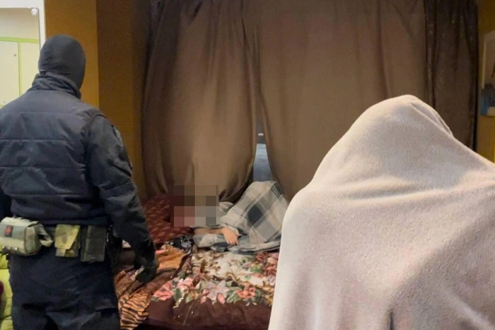 Силовики с кувалдами ворвались в массажный салон в центре Екатеринбурга