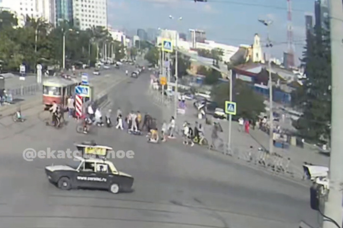 Самокатчик сбил пенсионерку в центре Екатеринбурга — видео