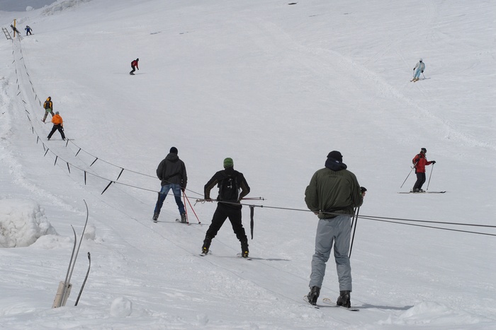 Школьные каникулы могут перенести из-за снега на горных склонах