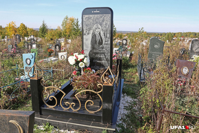 В Уфе появился надгробный памятник в виде iPhone 6