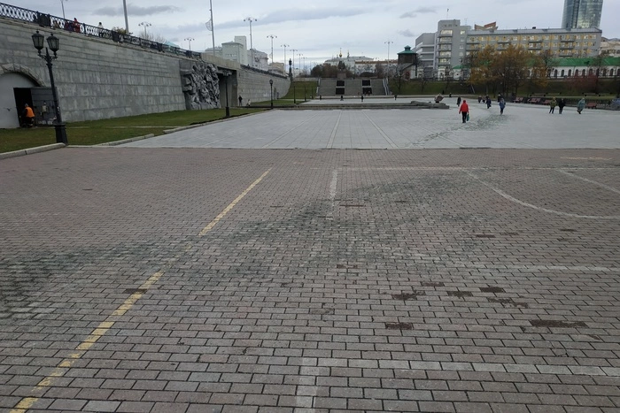 «Почти Жванецкий». Екатеринбург щедро посыпали щебнем, когда стаяла гололедица