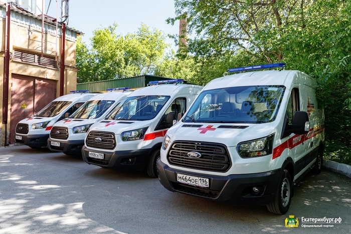 Благотворители доставили в Екатеринбург еще восемь машин скорой помощи
