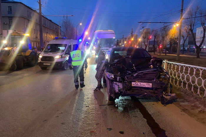 В Екатеринбурге пьяный водитель на Toyota протаранил легковушку, пытаясь сбежать от силовиков