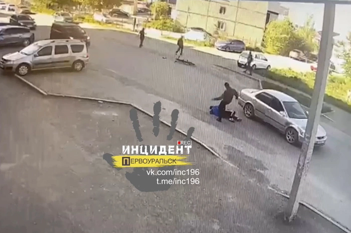 В Свердловской области велосипедист влетел в машину, напал на водителя и оставил его на дороге без сознания
