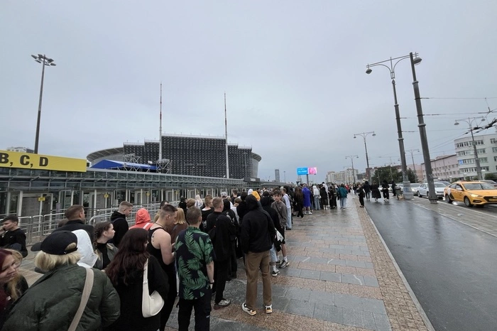 Толпы свердловчан выстроились в гигантских размеров очередь ради музыканта