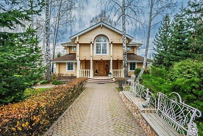 На Шарташе продают необычную усадьбу в русском стиле