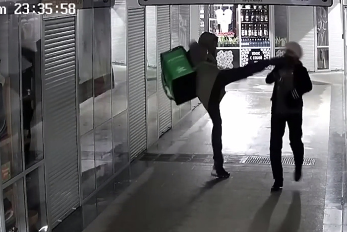 В Новосибирске курьер в безлюдном месте беспричинно ударил пожилую женщину