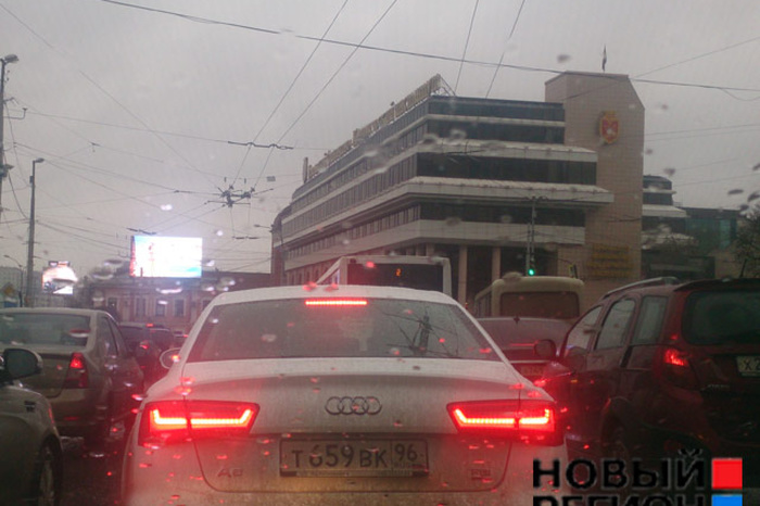 Центр Екатеринбурга из-за обесточенных светофоров застрял в пробках