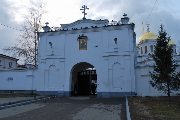 Уральские историки возмущены сносом входной группы Ново-Тихвинского монастыря