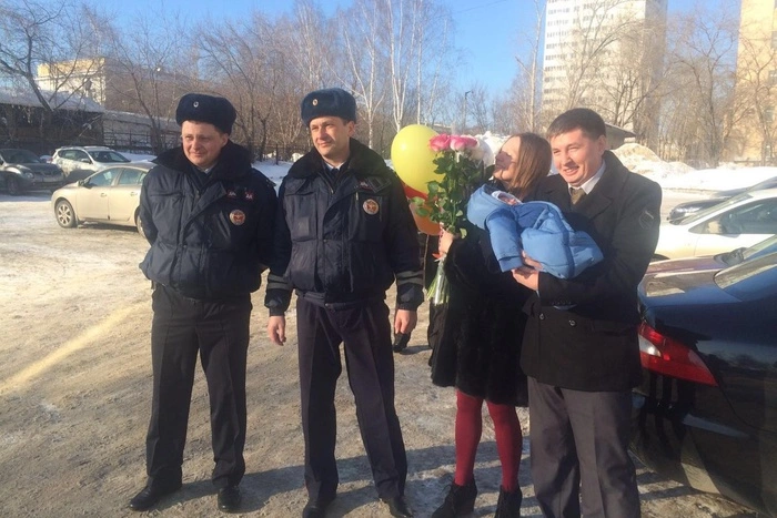 Сотрудники ГИБДД помогли беременной женщине вовремя добраться до роддома