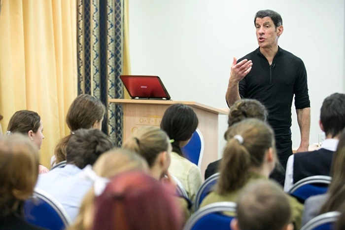 Эксперт из Англии пытался убедить екатеринбуржцев меньше сидеть за компьютером