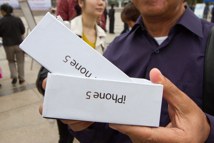 В Екатеринбурге лже-приставы продают «изъятые у должников» iPhone